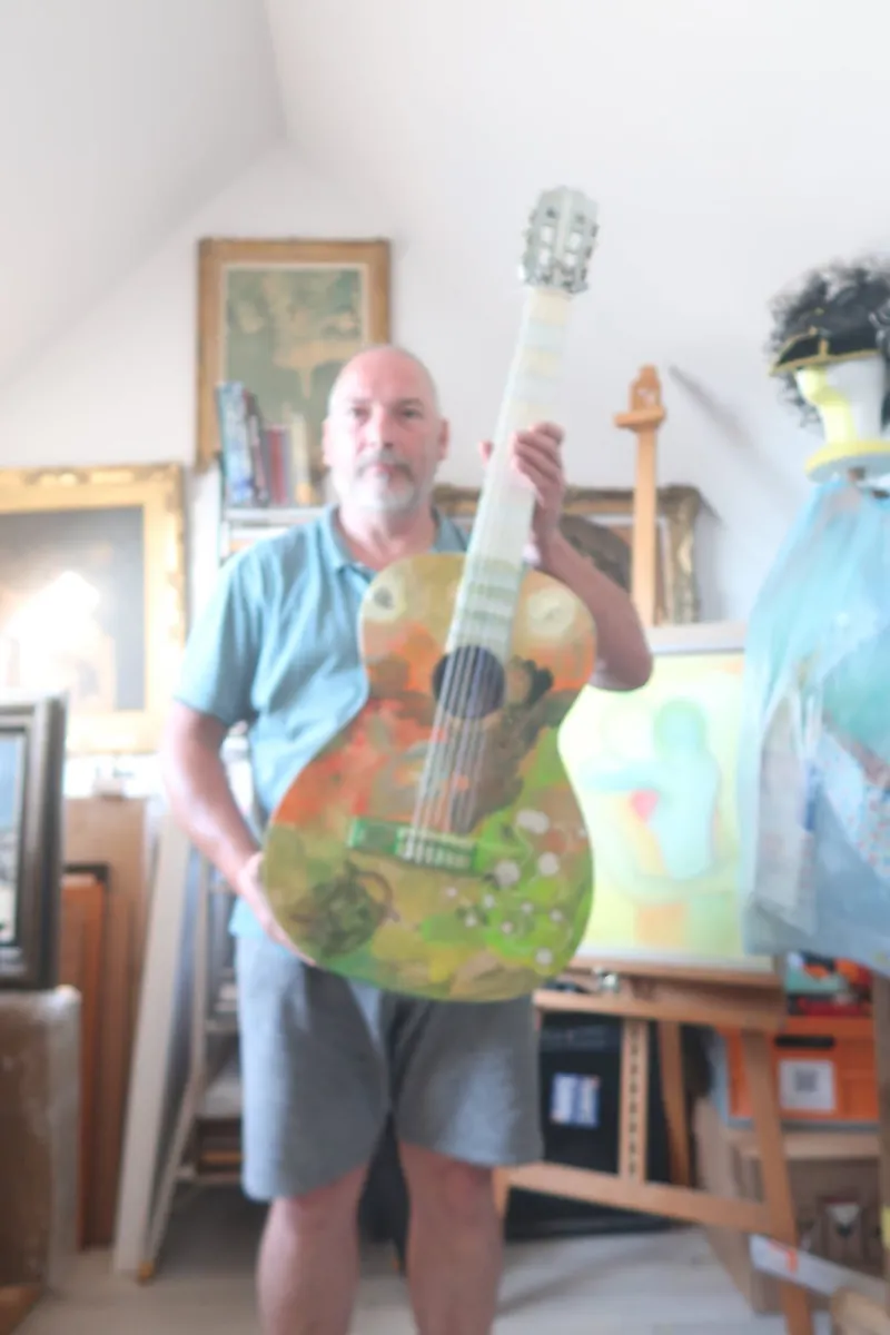 Met de beschilderde gitaar